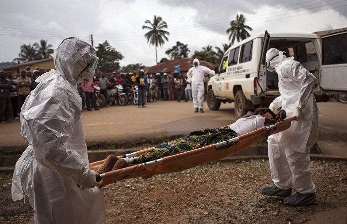 عمال الإغاثة يقومون بنقل جثمان أحد ضحايا فيروس إيبولا في أفريقيا