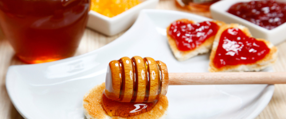 عسل ومربي علي مائدة الطعام