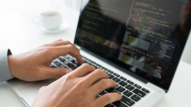 أصبح الإنترنت يساعدنا في العثور على ما نريده، من خلال الخوارزميات التي تتنبأ بما نبحث عنه، لكنا نتعرض أيضا لعملية توجيه من خلال الخيارات المقترحة 