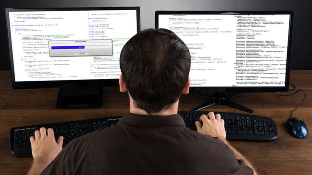 قد يكون من الصعب أن نخرج من الفقاعة التي حبسنا فيها أنفسنا، حيث لا نسمع آراء ولا أفكار تختلف عن آرائنا وأفكارنا