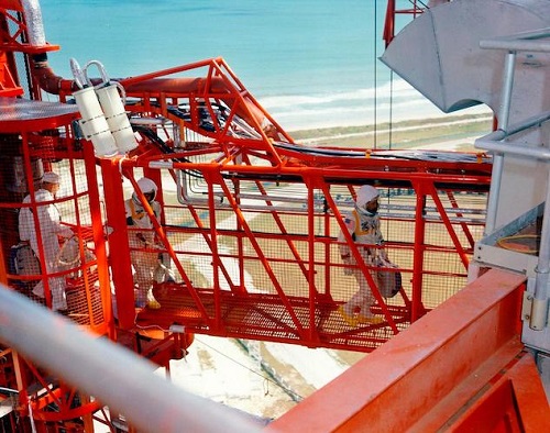 طاقم أبولو 1 في طريقهم الي الكبسولة قبل دقائق من احتراقها