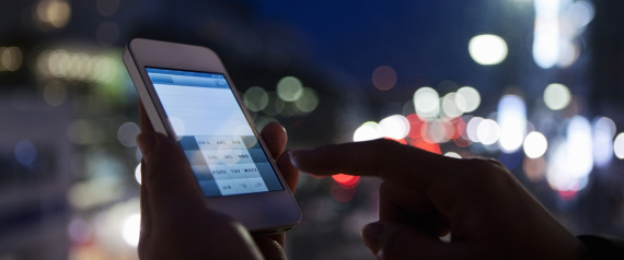 أمرأة تستخدم جهاز أيفون 