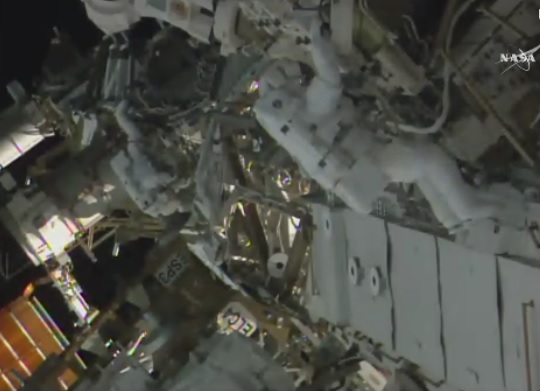 رائدا الفضاء يقوموان بتطوير نظام الطاقة بالمحطة المدارية