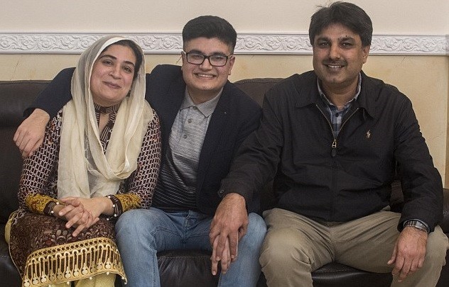 الطالب محمد علي مع والده ووالدته