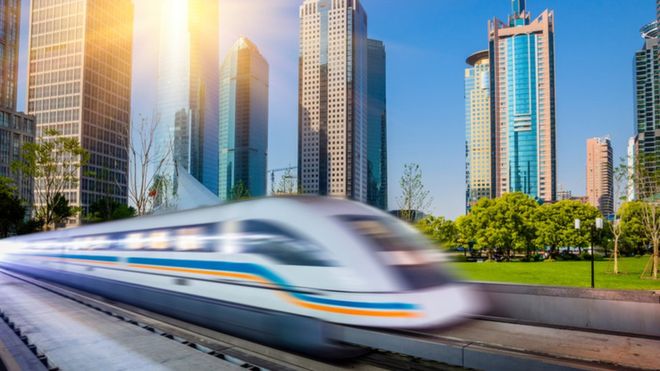 قطار شنغهاي الذي يربط بين مطار بودونغ الدولي وشبكة المترو في المدينة يسير بسرعة تصل إلى 430 كيلومترا في الساعة 