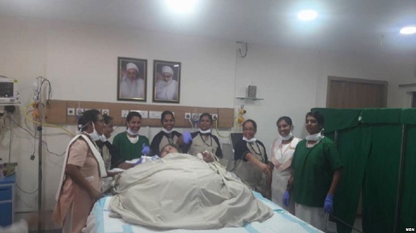 إيمان مع الفريق الطبي الهندي في المستشفى 