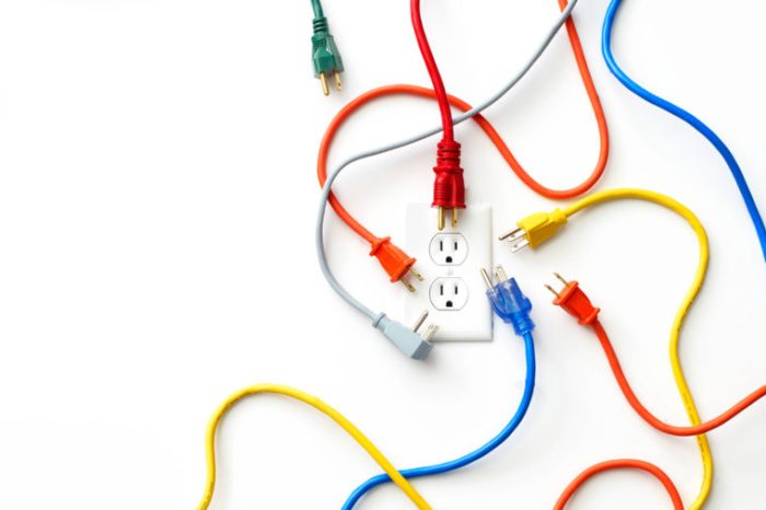 احترس من ترك كابلات الأجهزة الإلكترونية المنزلية متصلة بالكهرباء