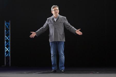 السياسي الفرنسي جان لوك ميلينشون الذي ينتمي لأقصى اليسار يلقي كلمة لدى إطلاق حملته لانتخابات الرئاسة في مسيرة قرب ليون يوم الأحد 5 فبراير 2016