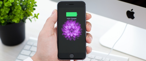 Man holding iPhone 6 Space Gray with battery icon