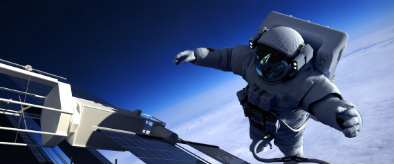 رائد فضاء يقوم بعملية سباحة في الفضاء