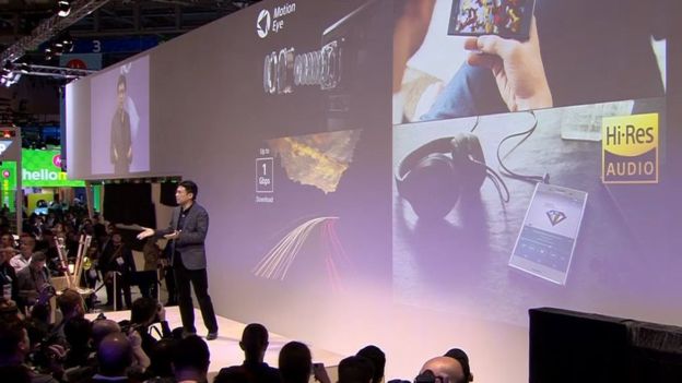 سوني تعرض مزايا هاتفها في المؤتمر العالمي للموبايل في برشلونة 