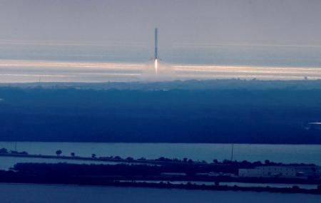 عودة المرحلة الأولى من صاروخ فالكون 9 إلى منصة هبوط في محطة كيب كنافيرال الجوية بفلوريدا يوم الأحد