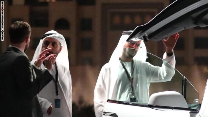 مواطن من الإمارات يختبر السيارة الكهربائية من تسلا