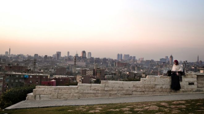 سماء القاهرة ومحافظات أخرى تغطيها في الخريف سحابة سوداء بسبب التلوث 