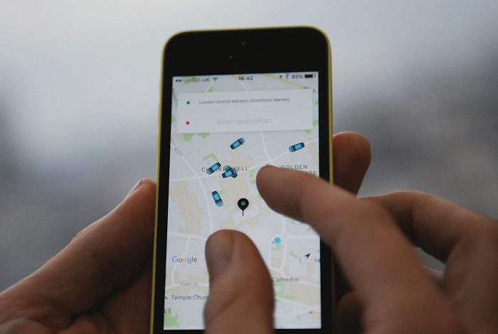 برنامج "الكرة الرمادية" يستطيع أن يجعل السائقين يميزون سيارات العملاء الحكوميين أو أن يخفي هذه السيارات عن السائقين فلا يشاهدونهم وبالتالي يبتعدون عنهم