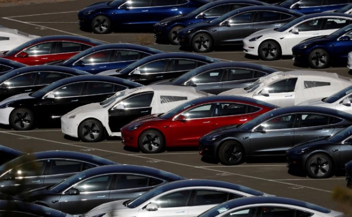 صفوف من سيارات تسلا 3 الكهربائية الجديدة في ريتشموند، كاليفورنيا يوم ٢٢ يونيو ٢٠١٨
