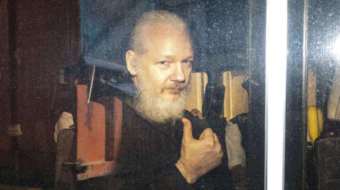 جوليان أسانج مؤسس موقع ويكيليكس أسانج قضى في سفارة أكوادور نحو 7 سنوات