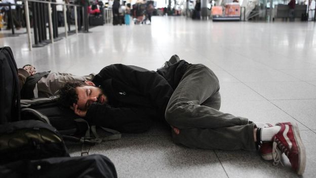 يرى الناشطون في مجال حقوق المسافرين، أن شركات الطيران تعمد إلى إطالة المدة المتوقعة للرحلة لتتحايل على الحد الأدنى من ساعات التأخير الذي يخول للمسافر المطالبة بتعويض