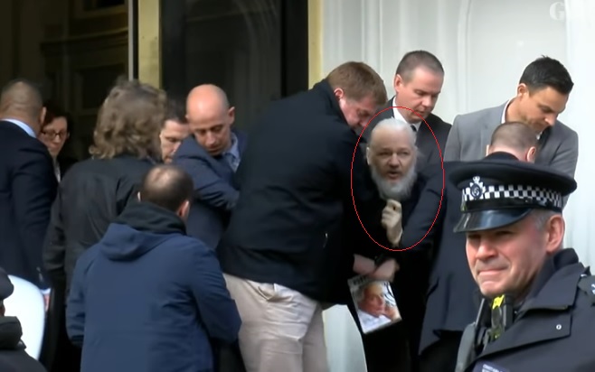 عملية القبض علي جوليان أسانج مؤسس موقع ويكيليكس حيث قامت الشرطة بإعتقاله من داخل سفارة الإكوادور في لندن