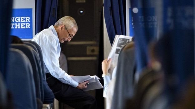 أشارت رسائل مسربة عبر ويكيليكس إلى أن جون بوديستا، مدير حملة كلينتون، وجه إهانات إلى بيرني ساندرز