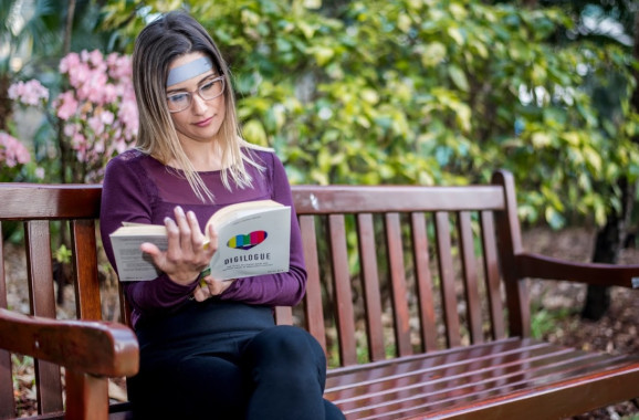 يوفر الجهاز الإلكتروني تحفيزا كهربائيا معتدلا