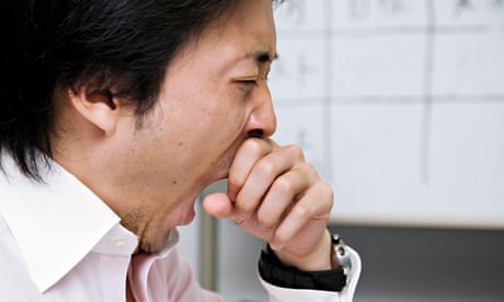 رجل يتثاءب في المكتب. شعر 54٪ فقط من المشاركين اليابانيين في استطلاع رأي بأنهم ينامون نوما هنيئا كل يوم 