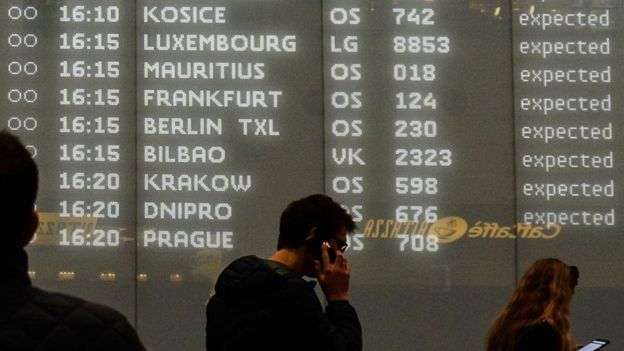 يقول باحثون إن حيلة التشتيت تنسحب على شتى المبيعات، من رحلات الطيران إلى المشروبات الغازية