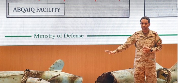 المتحدث باسم قوات التحالف العربي يعرض بقايا الصواريخ والطائرات المسيرة التي استخدمت في الهجوم علي أرامكو