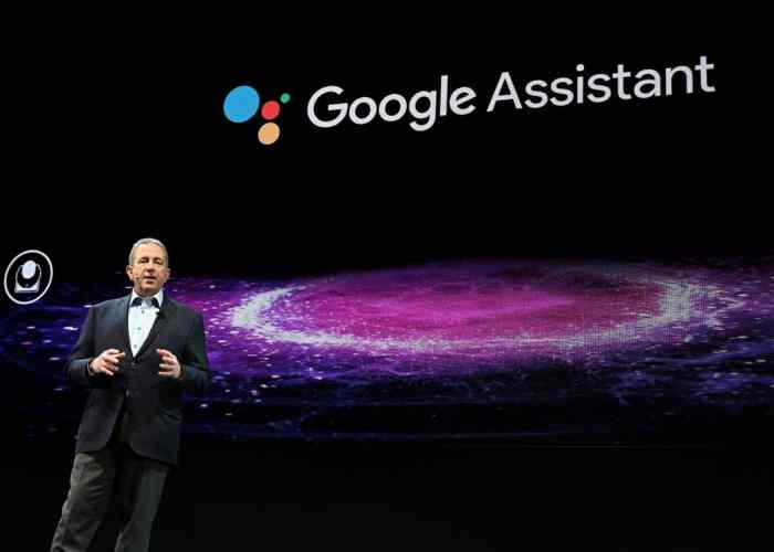 مدير التسويق المنزلي في شركة LG ، تيم أليسي ، يناقش مساعد جوجل خلال مؤتمر CES 2019 في لاس فيجاس نيفادا في 7 يناير 2019