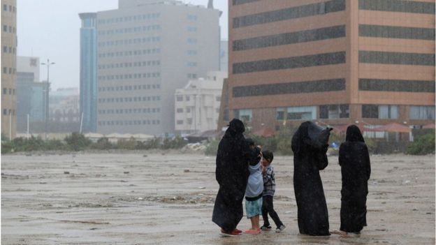 في عام 2009 شهدت مدينة جدة السعودية أمطاراً شديدة الغزارة لم تكن البنى التحتية للمدينة مهيأة للتعامل معها