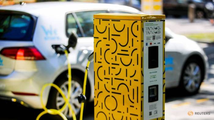 سيارة كهربائية مشتركة في تطبيق النقل الجماعي يتم شحنها بالكهرباء في محطة جيلبي في برلين ، ألمانيا 22 سبتمبر 2019