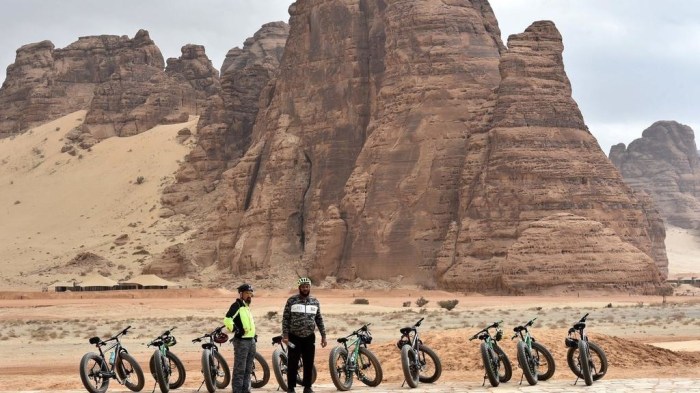 سياح يزورون صحراء العلا بالقرب من مدينة العلا شمال غرب السعودية، في 5 يناير 2019