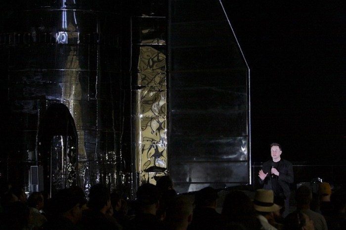 إيلون ماسك يتحدث لدى كشفه عن مركبة الفضاء (ستارشيب) في كاليفورنيا يوم الأحد 29 سبتمبر