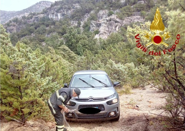 سيارة ينقذها رجال الإطفاء بالقرب من باوني ، سردينيا ، بعد اتباع توجيهات خرائط جوجل على طريق غير سالك