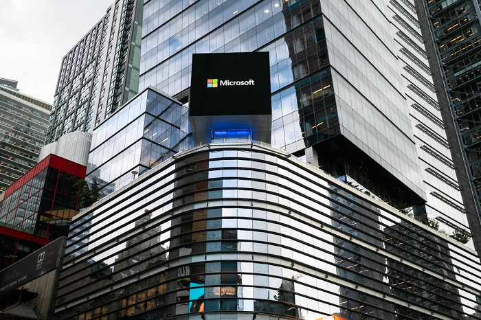 حصلت مايكروسوفت على عقد للحوسبة السحابية JEDI من البنتاجون مدته 10 سنوات بدلا من شركة أمازون ، الذي كان مؤسسها، جيف بيزوس هدفًا لانتقادات الرئيس ترامب