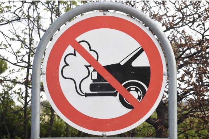 علامة حظر السيارات التي تسبب انبعاثات في الدنمرك