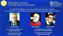 شاشة تعرض صور للعلماء الفائزين بجائزة نوبل للفيزياء لعام 2019 وهم (من اليسار إلى اليمين) جيمس بيبلز وميشيل مايور وديدييه كويلو خلال مؤتمر صحفي في ستوكهولم يوم الثلاثاء 8 أكتوبر 2019