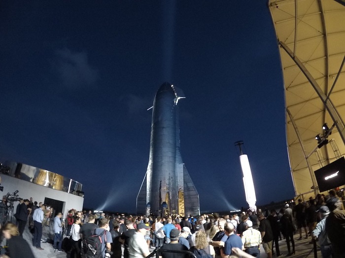 مركبة الفضاء "ستار شيب" تعرض علي الجمهور بعد أن قدمها رئيس شركة سبيس اكس