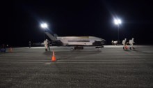 الطائرة الفضائية السرية التابعة للبنتاجون إكس-37بي لدى وصولها إلى مركز كنيدي بفلوريدا يوم الأحد 27 أكتوبر 2019