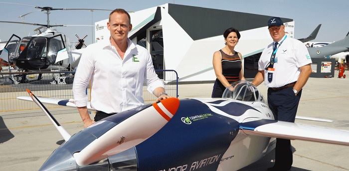 كشف جيف زالتمان مؤسس والرئيس التنفيذي لشركة Air Race E عن طائرة السباق الكهربائية، بدعم من ساندرا بور شيفر ومارتن وايزمان، رئيسة فريق كوندور