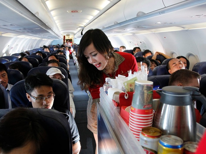 للحصول علي وجبات أفضل أجلس في الجزء الأمامي من الطائرة