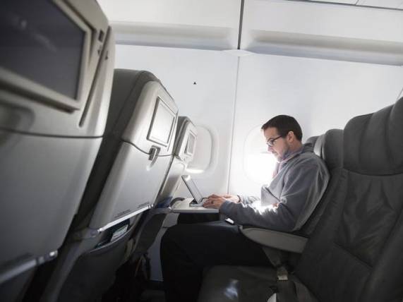 إذا كنت تريد خصوصية للعمل أثناء الرحلة فتجنب الجلوس بجانب المطبخ