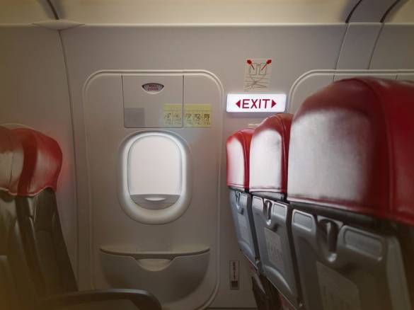 الجلوس بجوار باب الطوارئ عادة ما يكون أكثر برودة