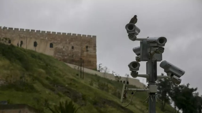 كاميرا مراقبة ثبتها الجيش الإسرائيلي في مدينة القدس ضمن آلاف الكاميرات التي تم تركيبها في الضفة الغربية