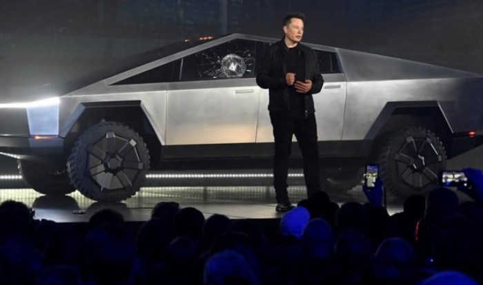 الشهر الماضي اضطرت شركة تسلا إلى استدعاء الآلاف من سياراتها من طراز "سايبر تراك" بسبب عيب في دواسة الوقود