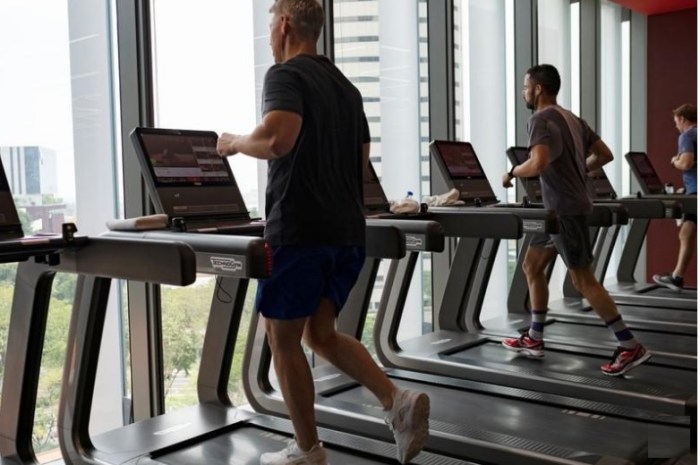 شباب يمارسون تدريبات في نادي فيرجين أكتيف الصحي في وسط سنغافورة يوم 5 مارس  2019