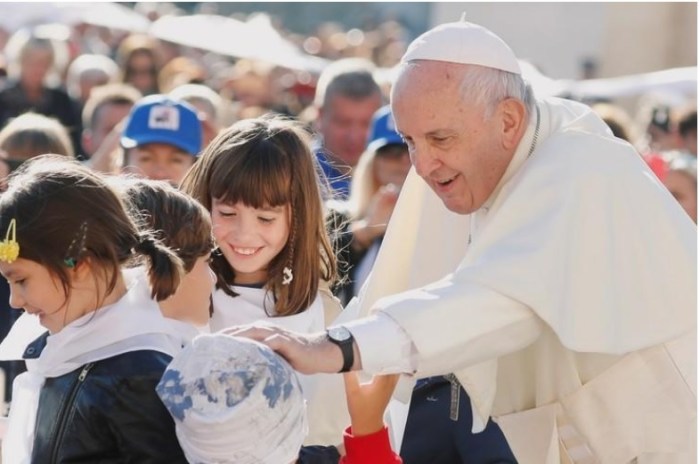 البابا فرنسيس يقوم بتحية طفل في الفاتيكان في صورة بتاريخ التاسع من اكتوبر 2019