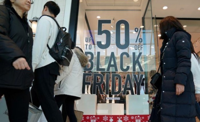 مجموعة من الأشخاص يسيرون في أحد المتاجر خلال الجمعة السوداء في بنسلفانيا بالولايات المتحدة يوم 29 نوفمبر 2019