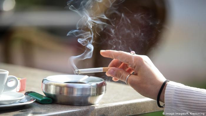 يأتي قرار رفع سن شراء التبغ بالولايات المتحدة مع ارتفاع معدلات التدخين الإلكتروني وانتشار موجة من أمراض الرئة المرتبطة به، والتي أسفرت عن 54 حالة وفاة حتى الآن