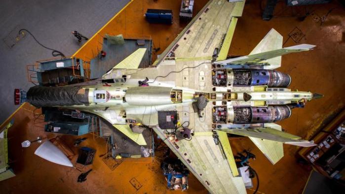 المقاتلة الروسية سوخوي 30 أثناء عملية التصنيع